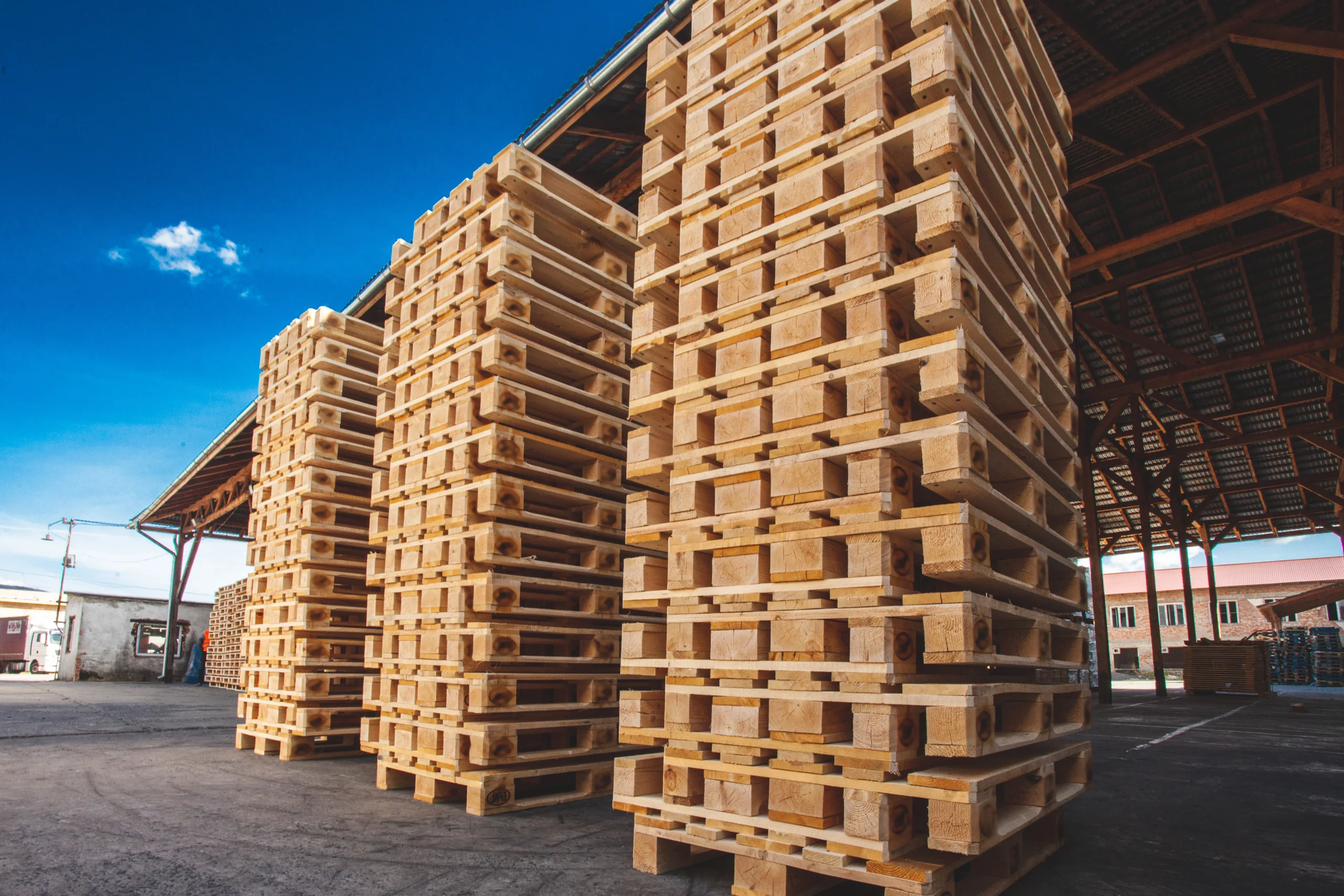 Produção de paletes de madeira em unidade de fabricação, com foco em sustentabilidade e qualidade.